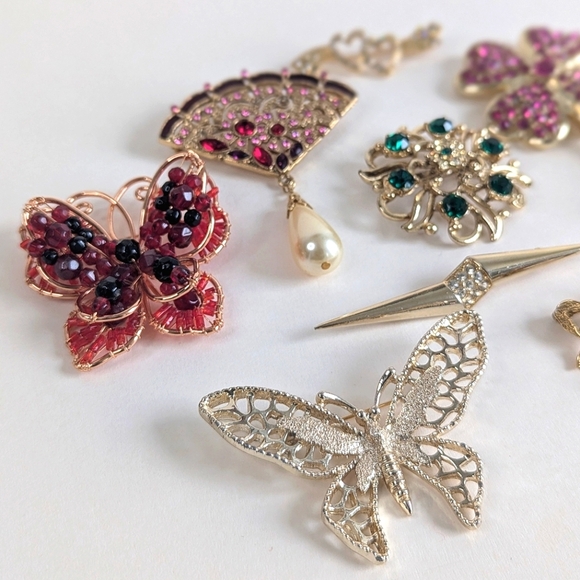 8pc Vintage Brooch Collection - Sarah Coventry, JJ Jonette & Unsigned Pieces - Picture 6 of 17